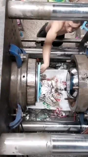 模具技术革新 脸盆一秒成型的高效生产